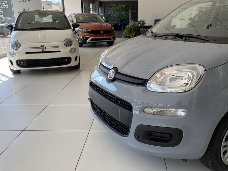 「フィアット・パンダ」（319型）のバンパーまわり（写真手前）。