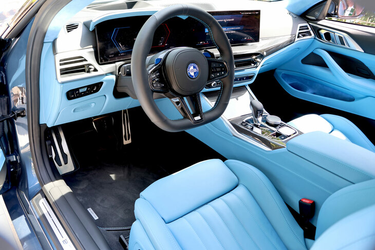 「ボーフェンジーペン・ザガート」のインテリア。CEOが筆者に解説してくれたところによれば、ステアリングパッドにある2つの「B」は、一族のイニシャルと創業の地バイエルン州ブッフローエを、矢印は前進を意味するものという。