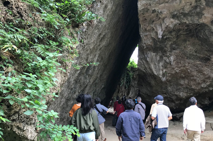 琉球王国最高の聖地といわれる斎場御嶽。2000年に世界遺産に登録され海外からも多くの人が訪れている。