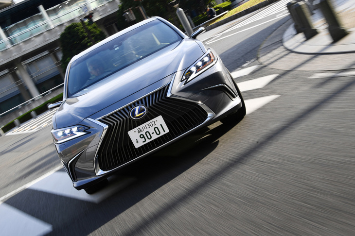 
	新型「レクサスES」のサスペンションには、ボディーの微小な動きに対しても減衰力を発生させる「スウィングバルブショックアブソーバー」を初採用。フラットかつしなやかな乗り心地が追求されている。
	