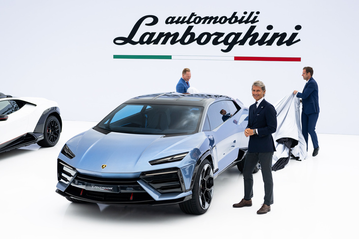 アンベールされる「ランザドール」。次世代戦略「Direzione Cor Tauri」において、2028年に導入されるBEVが2＋2シーターのGTであることはアナウンスされていたが、この姿には来場者も驚かされたようだ。