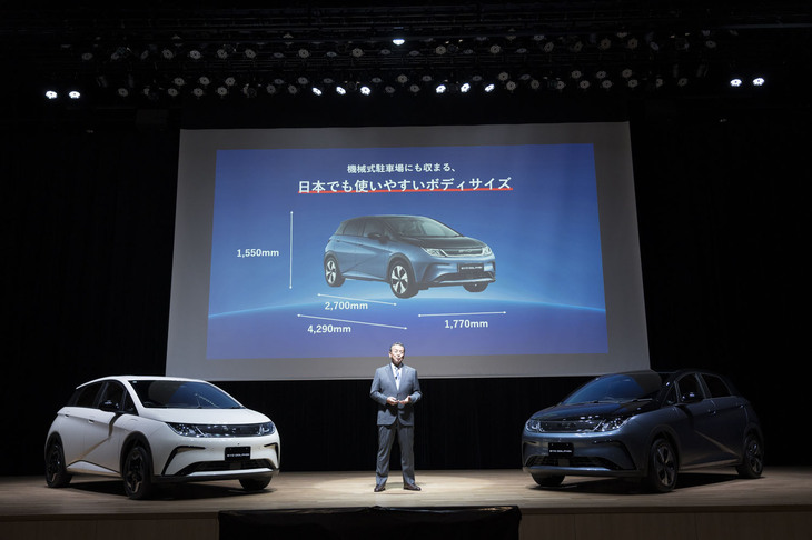 2023年9月20日に行われた「ドルフィン」の発表イベントで、車両説明を行ったBYDオートジャパン代表取締役社長の東福寺厚樹氏。