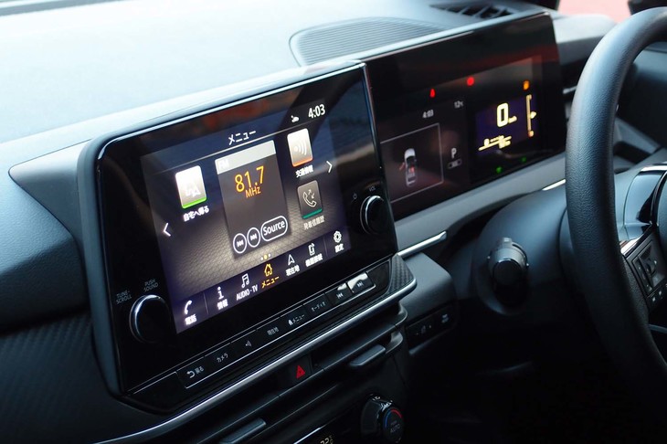 バイザーレスのディスプレイは、7インチのメーターパネル（写真右側）と9インチのナビ用画面（同左側）とで構成される。