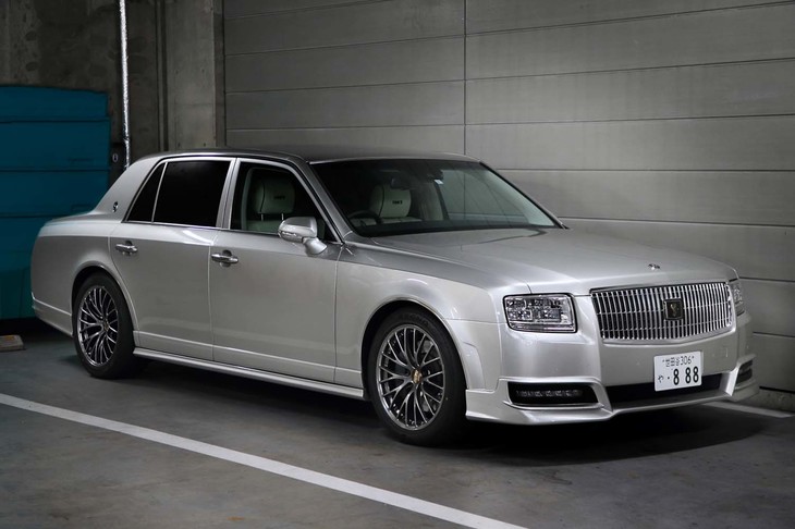 車両本体価格3097万6000円は、ベースとなった「トヨタ・センチュリー」（1996万2963円）の1.5倍以上！ 36台の台数限定で2020年夏に発売される予定となっている。