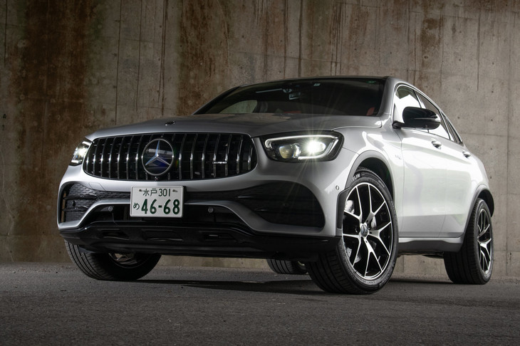 縦格子のフロントグリルは往年の公道レース「カレラ・パナメリカーナ・メヒコ」に参戦した「300SL」をモチーフにしたもの。今日におけるAMGモデルのトレードマークだ。