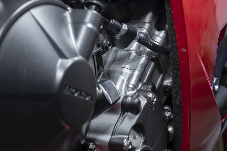 エンジンはMotoGPマシン「RC213V」のそれと同じシリンダー内径・行程を持つショートストローク型。各部品の徹底的な軽量化と低フリクション化により、高回転・高出力を実現した。