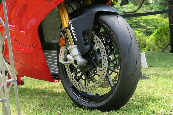 ……バイク用のスポーツタイヤは、「Pゼロ」ではなく「ディアブロ」の名でラインナップされているからだ。こちらは「究極のレーシングレプリカタイヤ」と称される「ピレリ・ディアブロ スーパーコルサSP」。