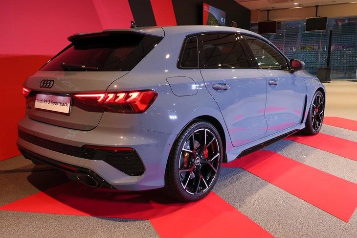 リアまわりでは、RS専用リアバンパーが目を引く。