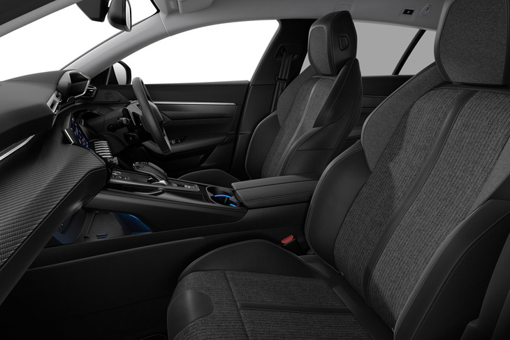 「508SW」のインテリアは基本的にベースとなった「508」と同様のデザインだが、後席の居住性は向上。