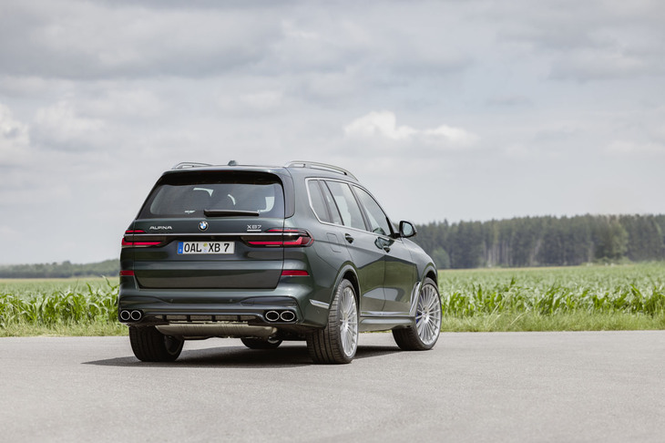 「アルピナ・ブルーメタリック」または「アルピナ・グリーンメタリック」が標準設定の外板色となる。