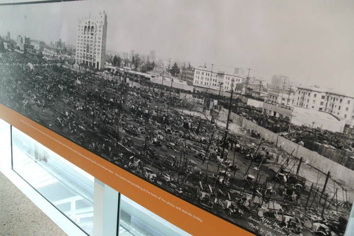 メインパビリオン2館をつなぐコンコースには、1907年以来続くLAショーの歴史を紹介するパネルが展示されていた。写真は、「1929年には場内の電気系統から火災が発生。出展車の大半が焼失して損害額も125万ドルに及んだが、奇跡的に犠牲者はゼロだった」ことを示すもの。