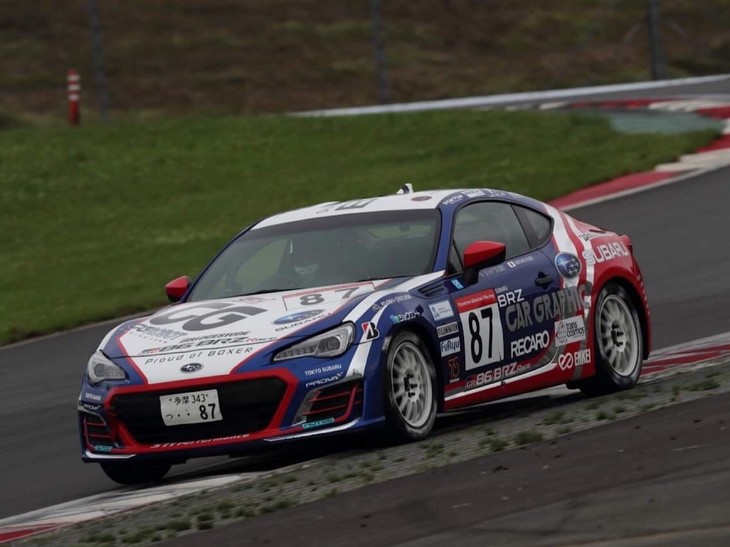 次はプロフェッショナルシリーズの決勝です。久保選手の結果は24位。久保選手はスタートしてペースよく前車を追っていましたが、他車とのバトルの中でスピンをしてしまい、コースには復帰できたものの24位でチェッカーを受けました。