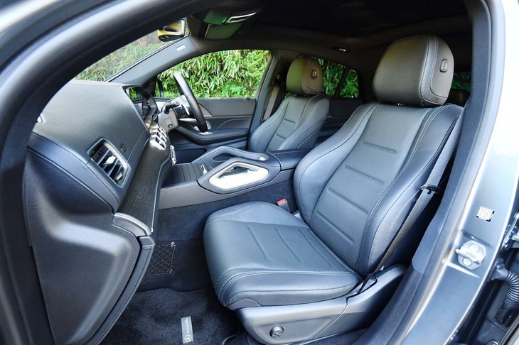 ナッパレザーと本革が併用されたシート。座面と背もたれ、サイドサポートの内側にはパンチングメッシュが施されている。