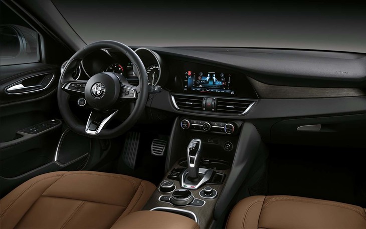 タンのナチュラルレザーシートが装着された、「ジュリア2.0ターボTi」のインテリア。