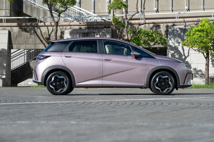 ボディーサイズは小型ハッチバック車のメートル原器とされる「フォルクスワーゲン・ゴルフ」とほぼ同じだ。