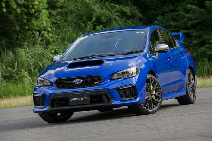 「WRX S4」と同じく、新デザインのバンパーが目を引く「WRX STI」の改良モデル。ヘッドランプはLED式で、ステアリング連動機能が採用された。