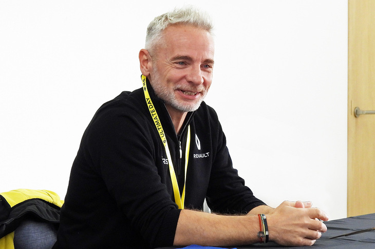 開発と車両評価を担ってきた名物テストドライバーのロラン・ウルゴンさん。ニュルのタイムアタックでハンドルを握ってきた“FF車最速記録請負人”である。