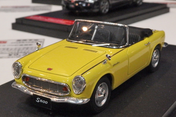 マーク43の「ホンダS600」（前期型）。ヘッドライトカバーが装着された前期型をモデル化。チェーンドライブからリジッドアクスルへの変更をシャシーのモールドで表現したという「S800」（後期型）も展示されていた。9200円で2017年12月以降発売予定。
