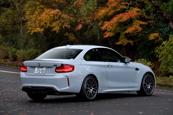 
	【BMW M2コンペティションのスペック】
	ボディーサイズ：全長×全幅×全高＝4475×1855×1410mm／ホイールベース：2695mm／車重：1610kg／駆動方式：FR／エンジン：3リッター直6 DOHC 24バルブ ツインターボ／トランスミッション：6段MT／最高出力：410ps（302kW）/6250rpm／最大トルク：550Nm（56.1kgm）/2350-5230rpm／タイヤ：（前）245/35ZR19 93Y／（後）265/35ZR19 98Y（ミシュラン・パイロットスーパースポーツ）／燃費：10.8km/リッター（JC08モード）／価格：876万円

	
	【取材時の燃費データ】
	テスト距離：244.0km（市街地1：高速道路8：山岳路1）／使用燃料：25.3リッター（ハイオクガソリン）／参考燃費：9.6km/リッター（満タン法）、10.9km/リッター（車載燃費計計測値）
	