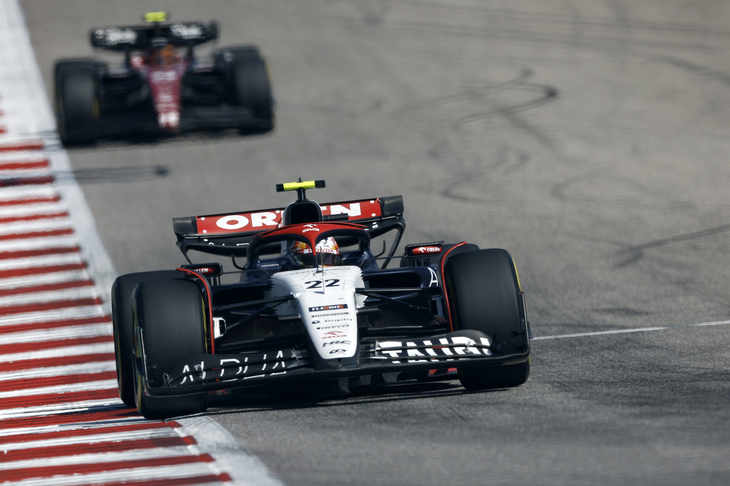 アルファタウリの角田裕毅（写真前）は8位入賞。さらにキャリア初のファステストラップを記録し、最下位で苦しい戦いを強いられているアルファタウリに貴重な5点を献上した。予選では惜しくもQ3進出を逃すも、過去7戦で4回目となる11位。レースでは、前を走るアストンマーティンのフェルナンド・アロンソのリタイアなどにも助けられるもポイント圏内にとどまり続け10位でチェッカードフラッグ。後続とのタイムが開いていたことから、ファイナルラップ前にソフトタイヤに履き替えてファステストラップを狙いにいき見事最速タイムをたたき出した。ハミルトンとルクレールの失格で8位4点＋ファステストラップ1点を獲得。チームはランキング9位のハースに2点差まで詰め寄ることができた。チームメイトで、オランダGPで骨折し療養中だったダニエル・リカルドは復帰戦で予選15位、前車がピットレーンスタートとなったことで14番グリッドから出走し15位完走。なおスプリントでは、角田は19位から14位、リカルドは10番手スタートから12位だった。（Photo=Getty Images / Red Bull Content Pool）