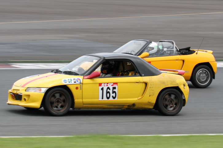 手前が「ビート1号」、奥が「社有車BEAT」という登録名の、GP-2クラスの「ホンダ・ビート」同士のバトル。