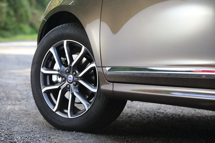 タイヤは235/55R19サイズのコンチネンタル・エココンタクト5が装着されていた。