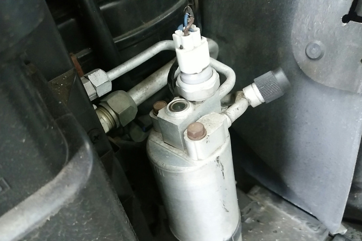 エンジンルームの右側に装備される、エアコンのリキッドタンク。いろいろな問題をこつこつ解消してきたわがバイパーだが、実はエアコンだけは依然壊れたままだった。これさえ直れば“オールクリア”だと思っていなのに……。