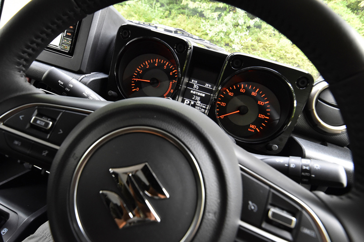 オレンジの照明が特徴的なメーターパネル。中央にはマルチインフォメーションディスプレイが備わる。