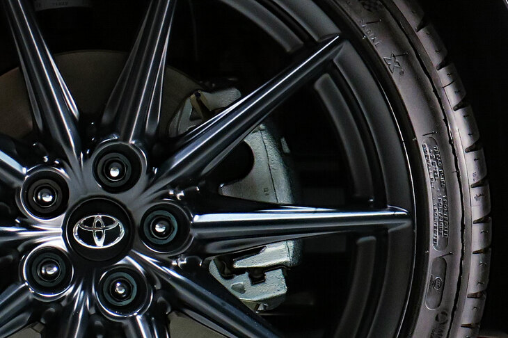 上級グレードではブレーキの仕様も若干異なり、「トヨタGR86 RZ」のフロントには、「トヨタ版のサスペンション特性を考慮して採用した」という、ハイμのスポーツブレーキパッドが装備される。