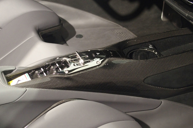 フェラーリSF90スパイダー（センターコンソール）