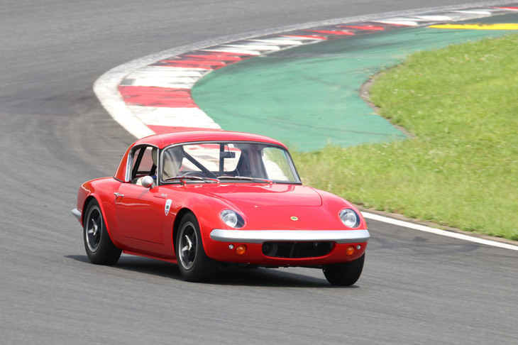 ここからは、ヒストリックミュージアムに展示され、デモンストレーションランに参加したクラシック・ロータスたちを紹介する。まずは「ロータス・エラン タイプ26R」（1965年）。