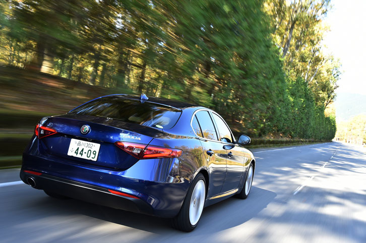 「ジュリア スーパー」には、緊急自動ブレーキやアダプティブクルーズコントロール、ブラインドスポットモニターといった先進運転支援システムが標準で備わる。