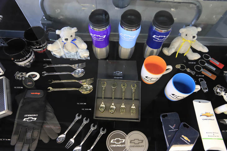 こちらはシボレーのオリジナルグッズのコーナー。中央に展示されたスプーンとフォークに注目。マイカーの整備と食事が同時にできそうなシロモノである。