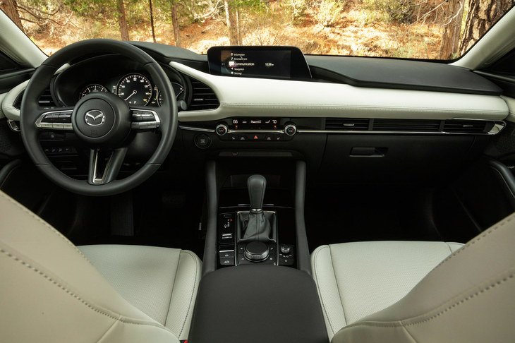 永福：「これは？」
	ほった：「北米仕様のセダンのインストゥルメントパネルまわりです」
	永福：「インテリアもすっきりシンプル路線なんだねえ」