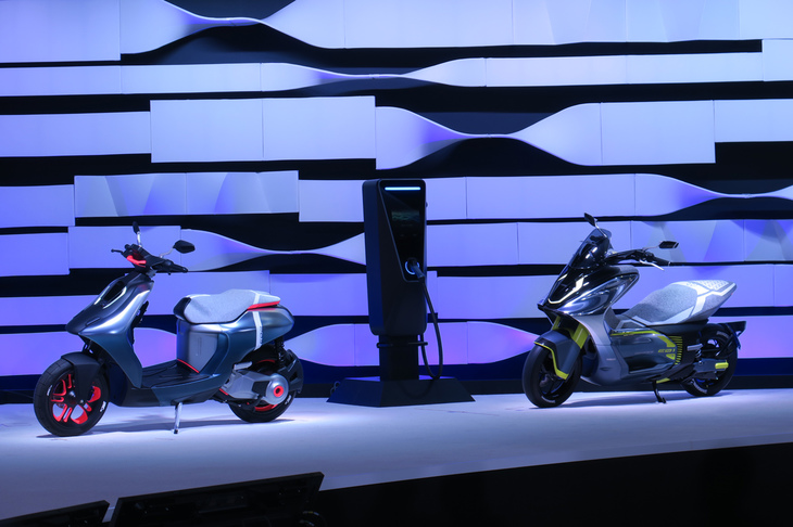 EVスクーターの「E02」（左）と「E01」（右）。