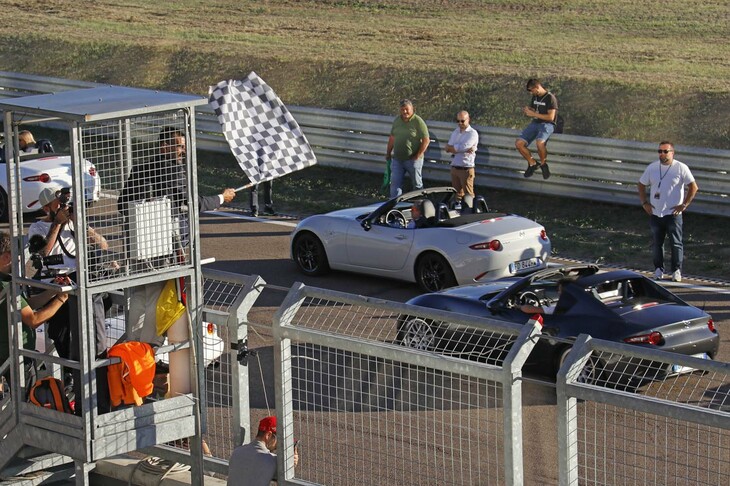 チェッカードフラッグを振るギネス公式判定員のヴェルトリ氏。