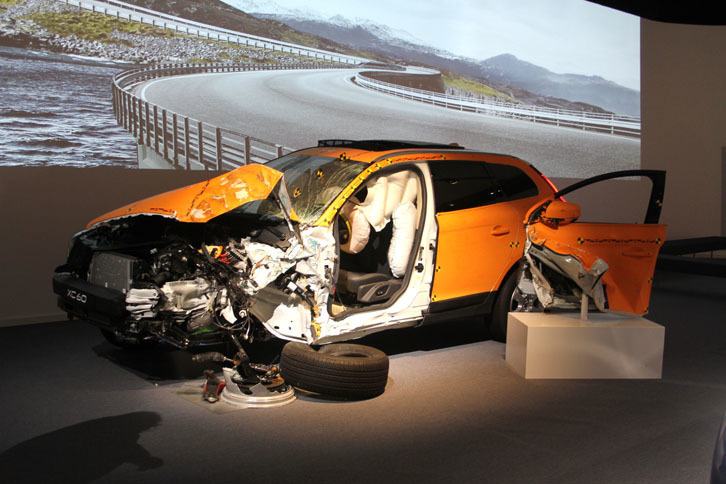 衝突実験に供された旧型「XC60」。