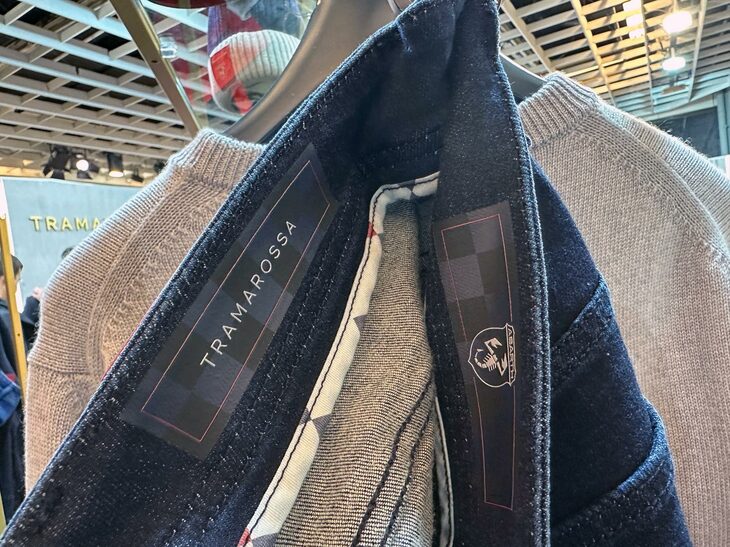 ウエストバンド内側には2つのブランドのタグが。