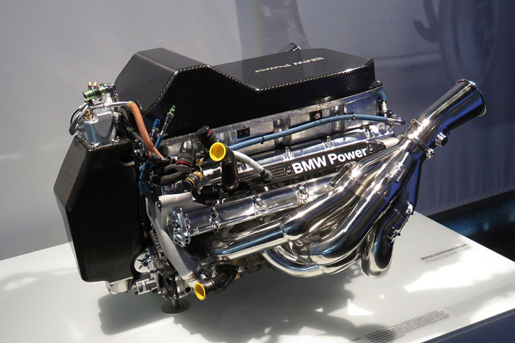 既出の「BMWザウバーF1 1.06」に搭載された、2.4リッターV8エンジンの「P84/5」。自然吸気ながら700psを超える最高出力を発生した。