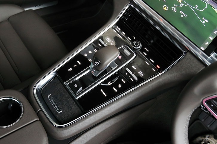 ガラスルックのタッチセンサーは、現行型のインテリアの見どころのひとつ。