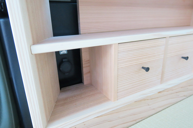 背板の一部に隙間が空いているのは、荷室に設けられていたアクセサリー電源を生かすためだ。