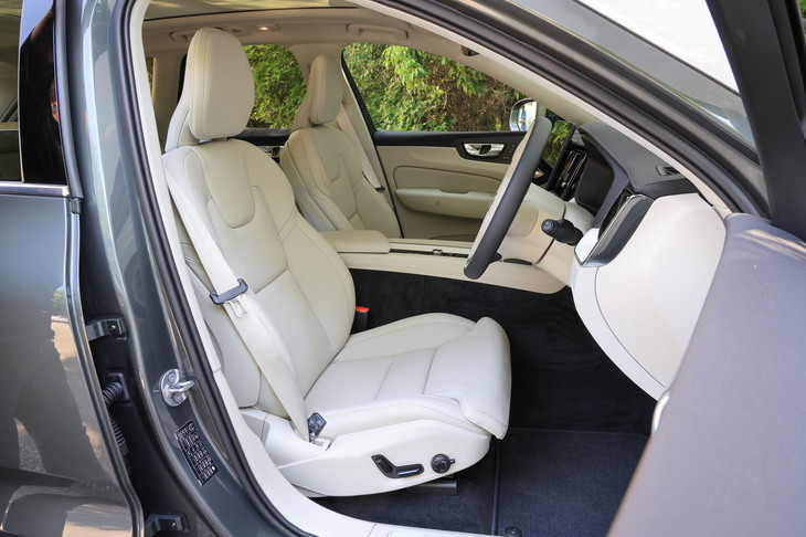今回試乗した「XC60ウルトラB5 AWD」のインテリアは、「ブロンド」と呼ばれるカラーのファインナッパレザーシートや白いウッドパネルなどでコーディネートされていた。北欧ブランドらしい落ち着きのある上質な雰囲気を感じることができた。