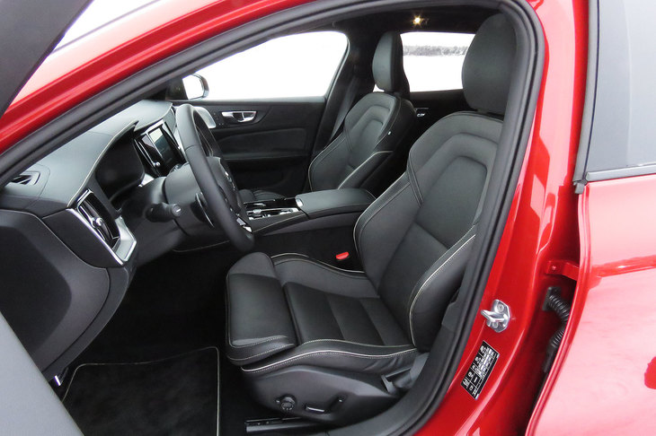 試乗車のフロントシート。日本に導入される「T8 Twin Engine AWDインスクリプション」では、シート表皮はパーフォレーテッド・ファインナッパレザーが標準となる。