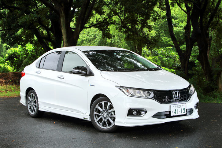 「ホンダ・グレイス」は、2014年12月に登場した5ナンバーサイズのコンパクトセダンである。2017年7月に、内外装の変更を伴うマイナーチェンジを受け、現在のデザインとなった。