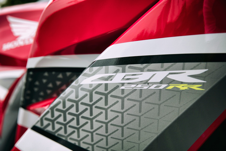250ccクラスのスーパーバイクとして2017年4月にホンダが発表した「CBR250RR」。既存のモデルからの流用ではなく、スタイリングデザインや車体、パワーユニットなど、すべてが新開発された。