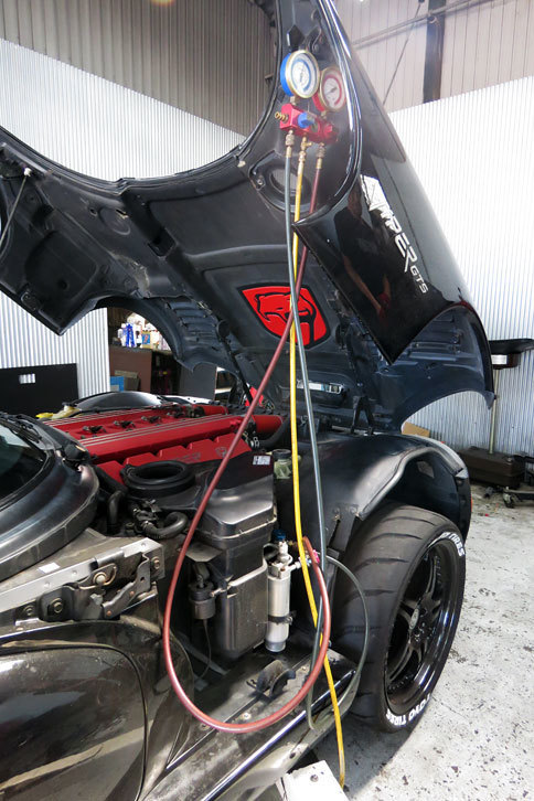 冷媒ガスを充てんしている様子。これでエアコンが完治すればよかったのだが、そうは問屋が卸さなかった。