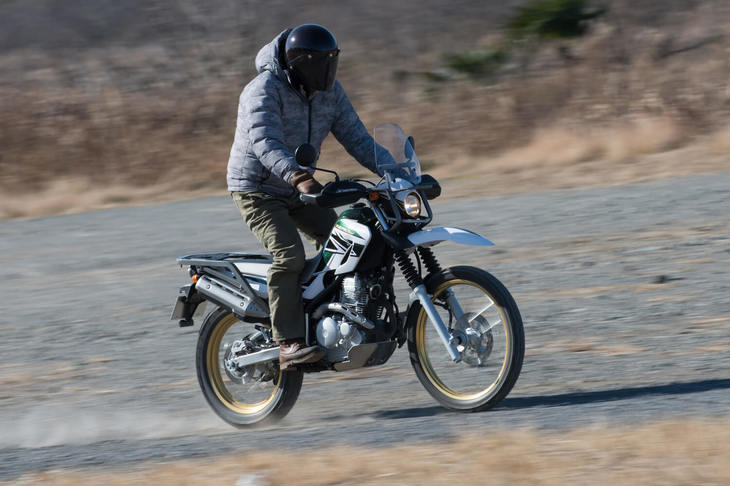 1985年に登場したヤマハのロングセラーモデル「セロー」。2017年に生産中止となったが、第3次排出ガス規制に適合したモデルが2018年8月31日に発売された。