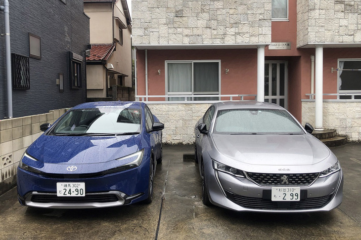 新型「プリウス」（写真左）を“ちょいワル特急”こと「プジョー508 GT BlueHDi」の隣に並べてみた。全長と全幅はプリウスのほうがやや小さいが、全高はほとんど同じだった。