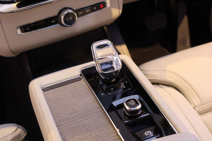 ボルボXC90 T8 AWDプラグインハイブリッド（センターコンソール）