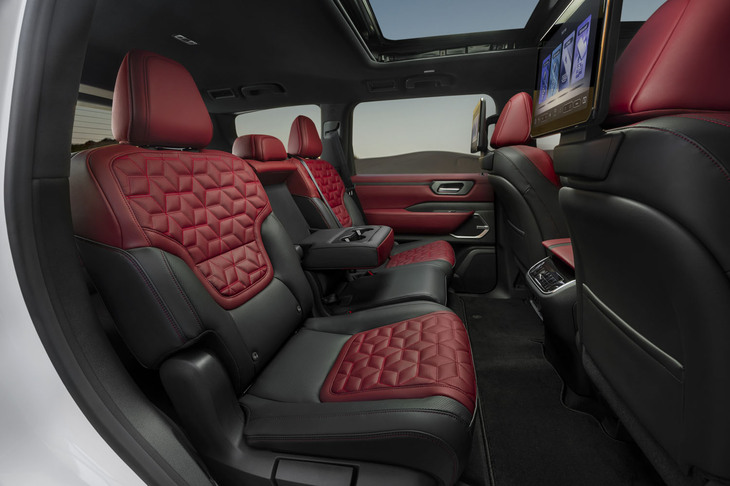 2列目シートは3人掛けのベンチタイプ。少しフラットではあるものの、前席と遜色ない座面のしつらえだ。